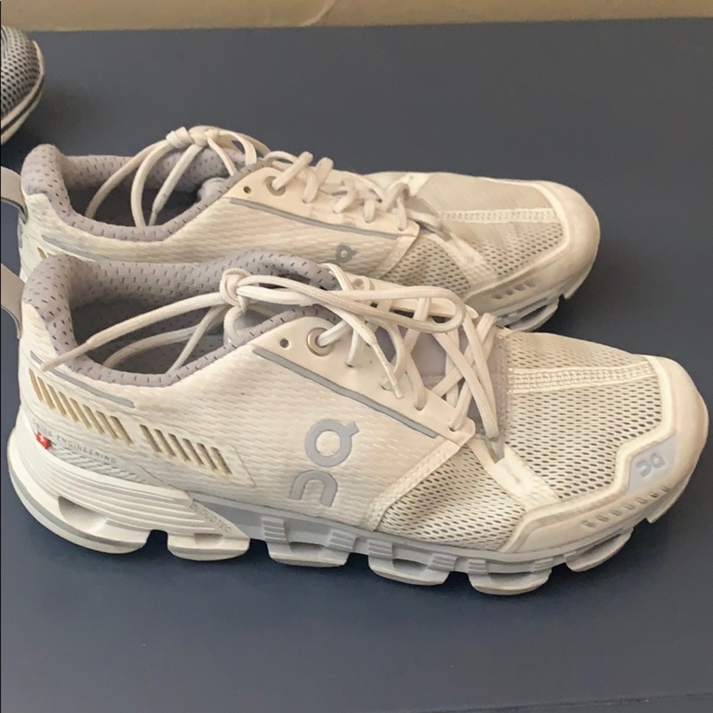 On cloud running sneaker